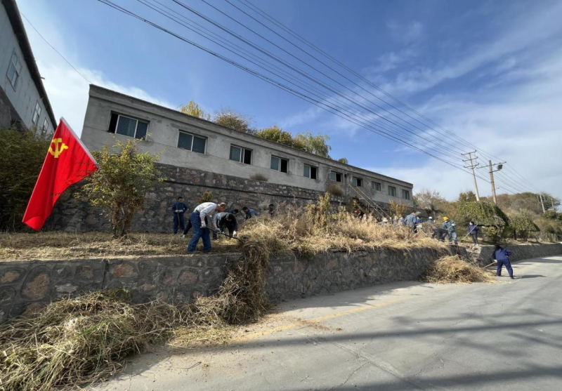 有工投黨員干部、團(tuán)員青年的耕耘那處便是公司最美麗的一角-----物產(chǎn)工投公司開展環(huán)境專項(xiàng)整治主題黨日、團(tuán)日活動