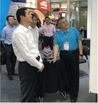 省委常委、西寧市委書記王曉蒞臨第十九屆青洽會(huì)青海物產(chǎn)展位參觀